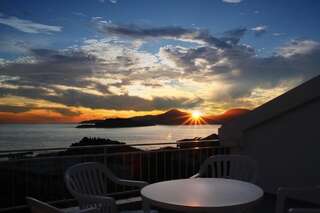 Апартаменты Apartments Antonela Свети-Стефан Апартаменты с 2 спальнями, балконом и видом на море-1