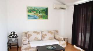 Апартаменты Apartments Antonela Свети-Стефан Апартаменты с 1 спальней и частичным видом на море-1