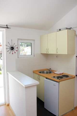 Апартаменты Apartments Antonela Свети-Стефан Апартаменты с 1 спальней и частичным видом на море-8